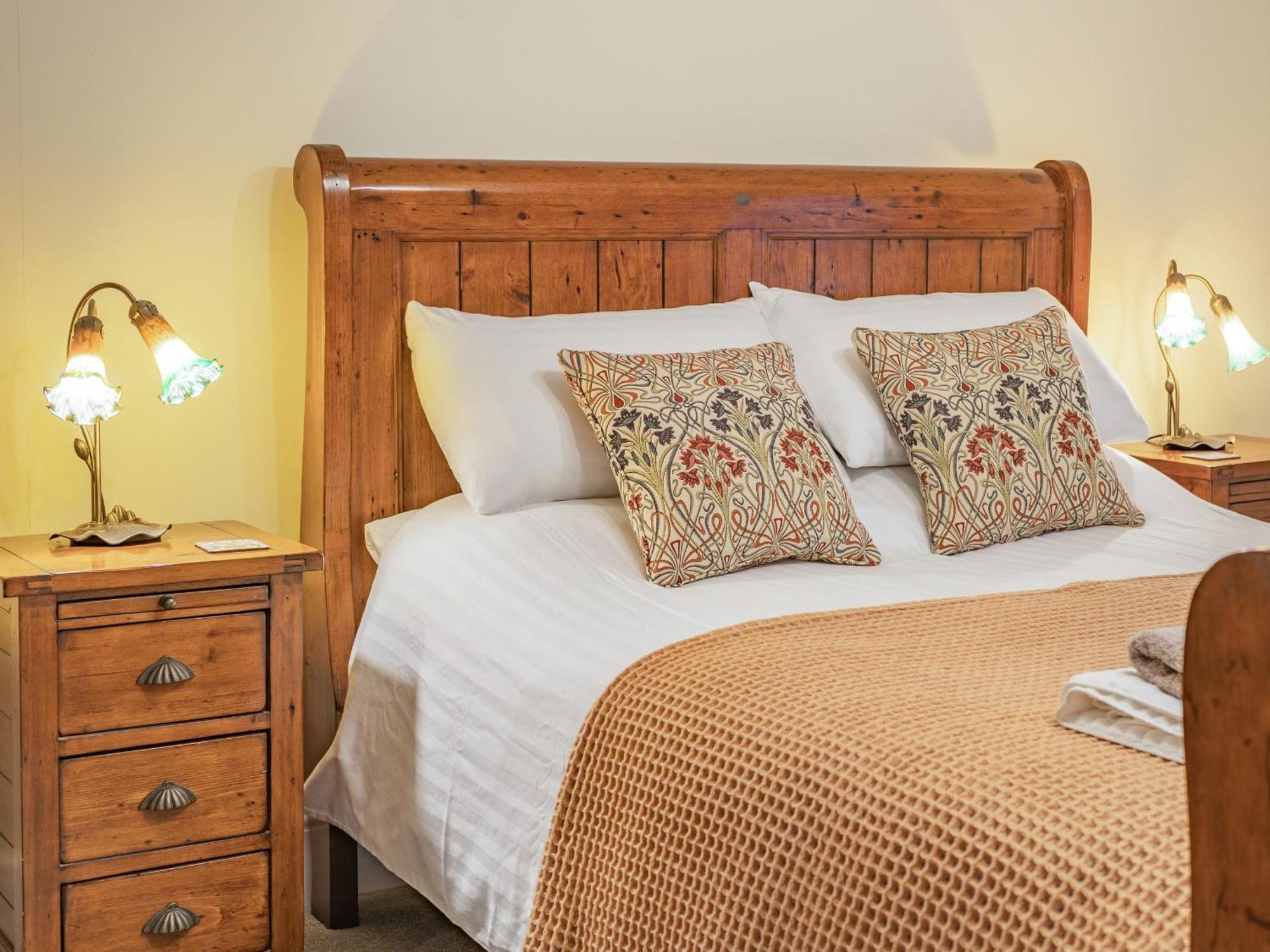 Pwll Farmhouse Llanllawdog Экстерьер фото