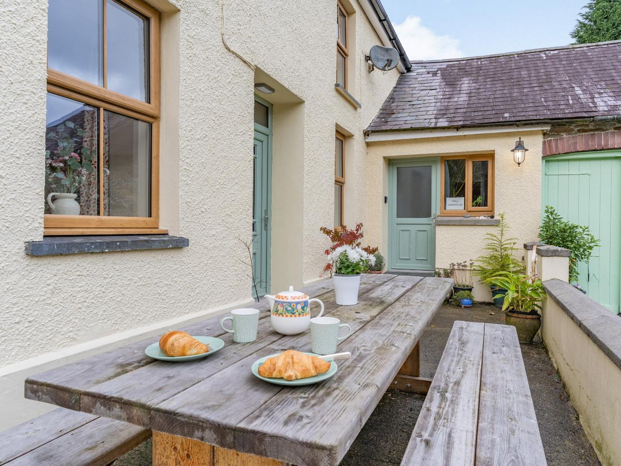 Pwll Farmhouse Llanllawdog Экстерьер фото